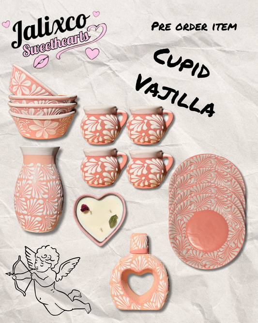CUPID VAJILLA/ 4 PLATO ROSA 25CM, 4 PLATO ROSA  POZOLERO 22OZ, 4 JAARITO ROSA 11OZ, FLORERO ROSA, LICORERA CORAZON ROSA, VELA CORAZON PETALOS DE ROSA